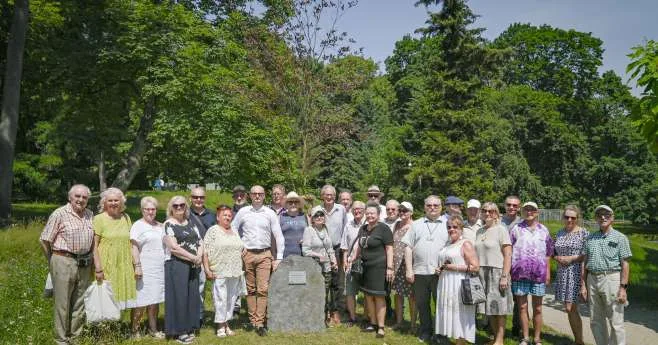 Odsłonięcie tablicy jubileuszowej TPCz w Parku Staszica