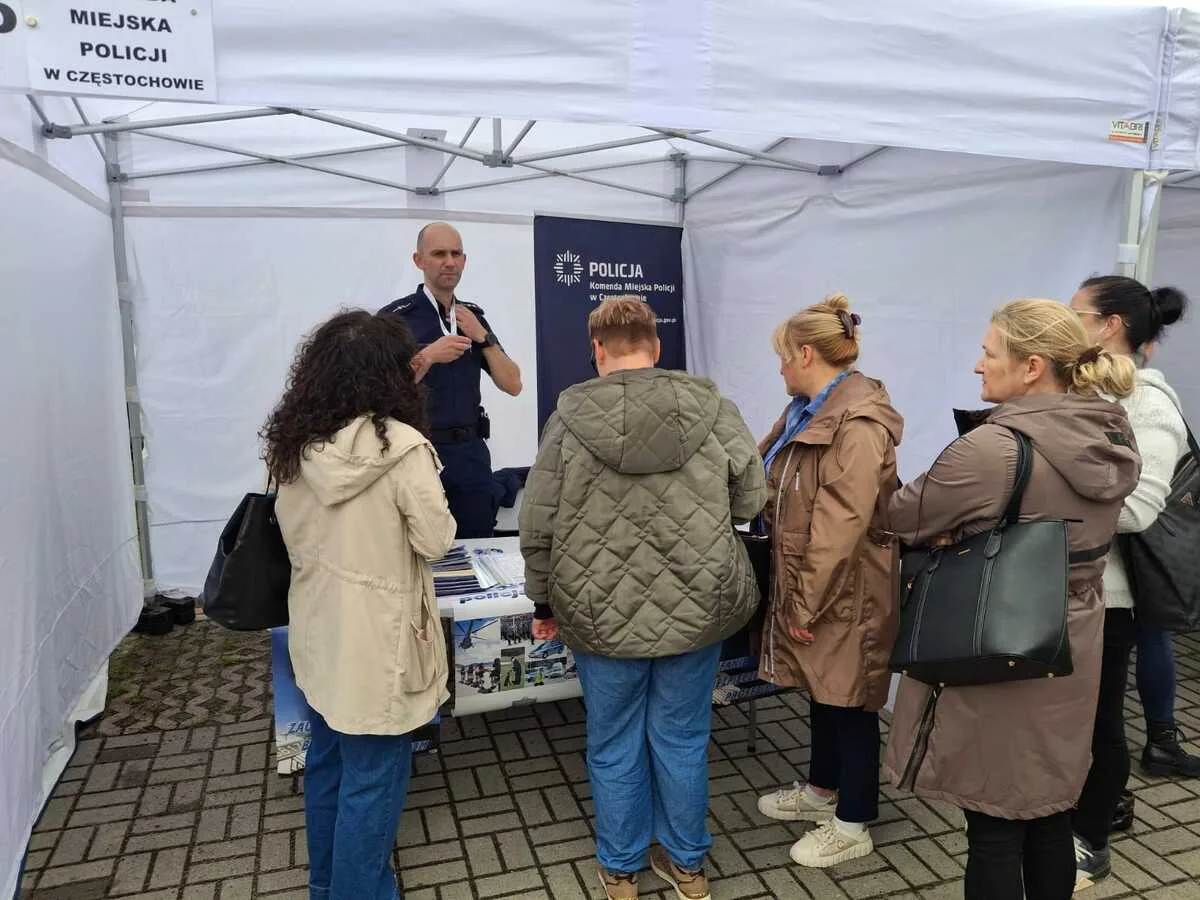 Targi Pracy w Częstochowie z udziałem policjantów