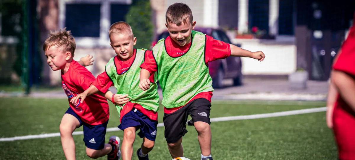 Letnie zajęcia sportowe dla dzieci organizowane przez Fundację Przyjaciele Rakowa