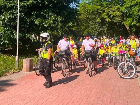 Wyścig rowerowy przedszkolaków z udziałem policji w Częstochowie