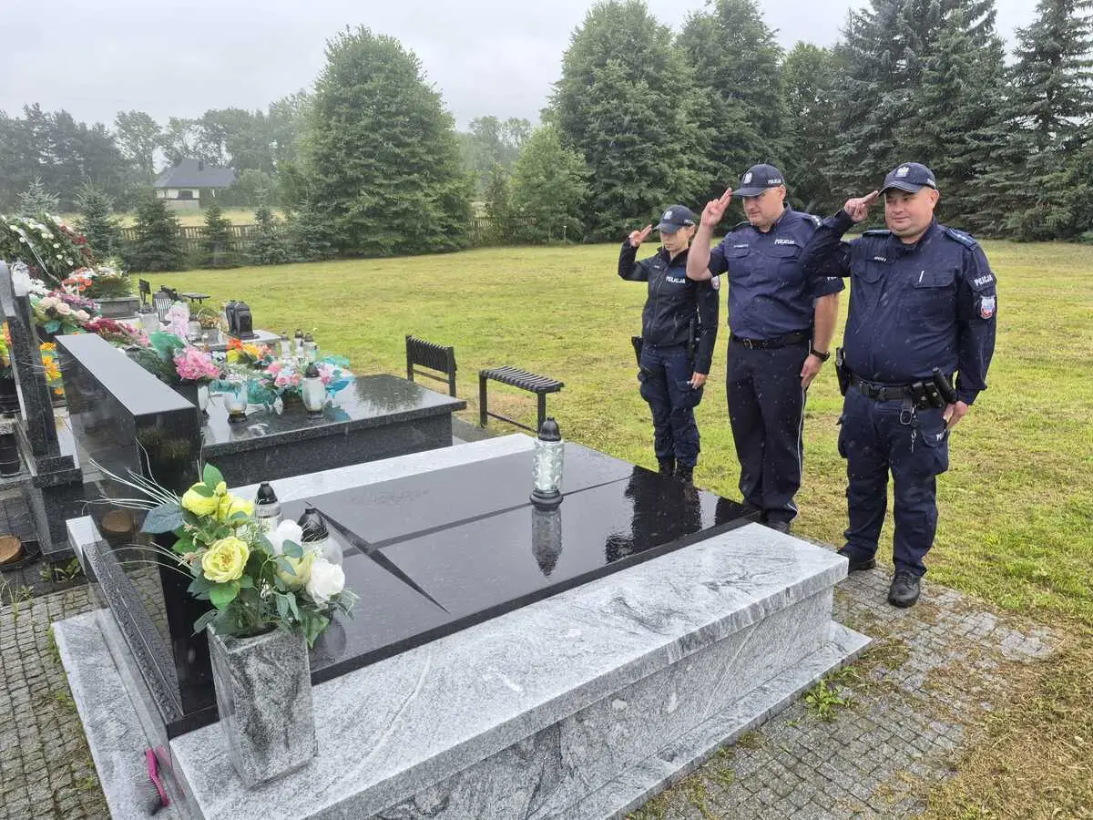 Policjanci z Kłomnic uczcili pamięć zmarłego kolegi po fachu
