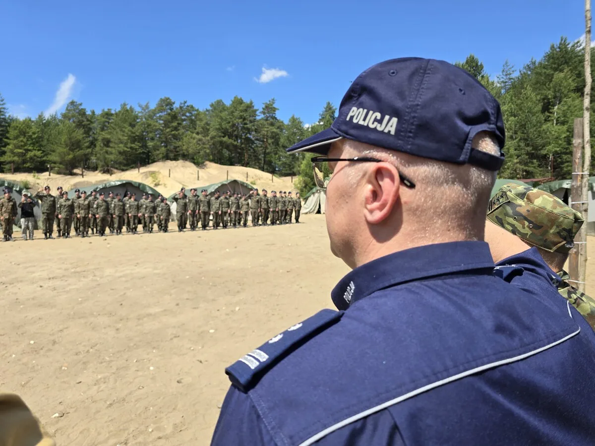 Szef policji w Częstochowie z wizytą w obozie klas mundurowych w Biskupicach