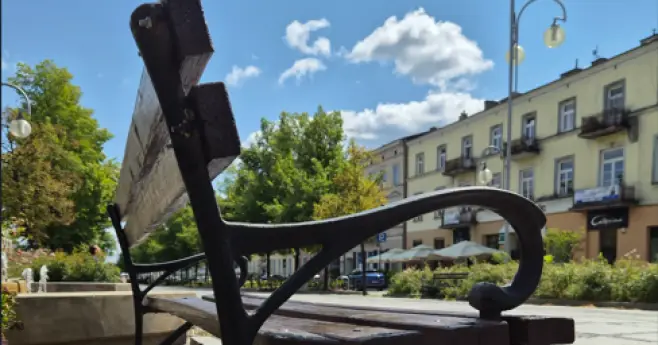 Odnawianie ławek w centrum miasta