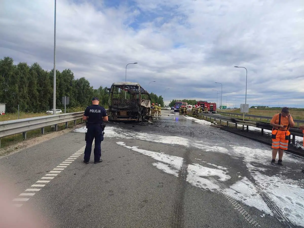 Pożar autokaru na drodze A-1 w Lubojence