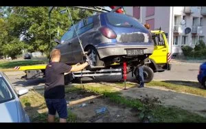 Częstochowska Straż Miejska kontynuuje usuwanie wraków samochodów z parkingów
