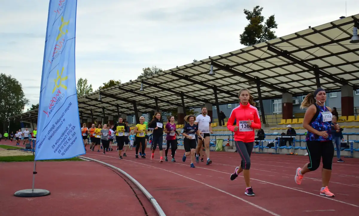 Bezpłatne bieganie na stadionie w wakacje