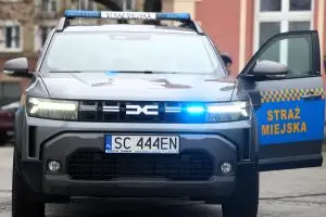 Nieletni wandal malował na elewacji rozdzielni elektrycznej, ujęty przez strażników miejskich